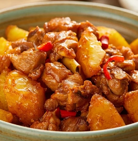 Patatesli Haşlanmış Tavuk (土豆红烧鸡肉)
